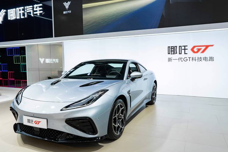 佛山136哪吒汽车在智能汽车领域的表现，领途汽车在新能源汽车市场中的影响力